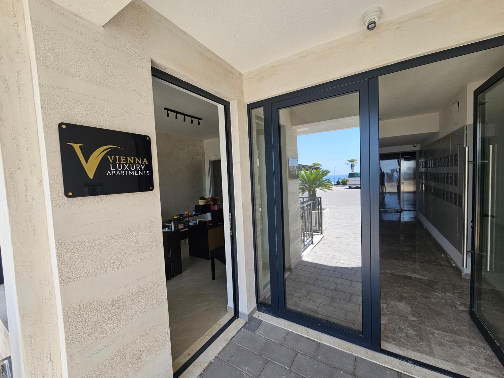 Vienna Luxury Apartments Dobra Voda Luaran gambar